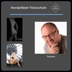 Heute möchten wir euch gerne unseren Dozenten/Gründer Torsten Steitz vorstellen: Torsten, 44, Fachinformatiker fotografiert schon seit rund 10 Jahren im People- und Aktbereich und hat in der Zeit schon rund 200 Shootings organisiert, betreut und durchgeführt. Ästhetische Bilder, die man zeigen kann, sind für ihn selbstverständlich. Er arbeitet indoor, aber auch gerne outdoor in spannenden Locations. 2021 gründet er die Nordpfälzer Fotoschule, um sein umfangreiches Wissen an interessierte Fotografen weiterzugeben. #Nordpfalz #Fotoschule #Workshops #Fotoworkshop #fotoshooting #Canonphotography #Nikon #Sony #Leica